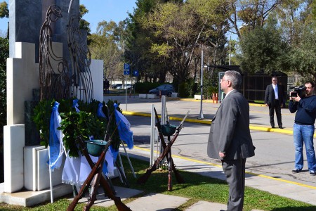Κατάθεση στεφάνου, εκ μέρους του ΠΑΣΟΚ, στο μνημείο πεσόντων αστυνομικών κατά την υπηρεσία, Υπουργείο Δημόσιας Τάξης και Προστασίας του Πολίτη, άνοιξη 2013