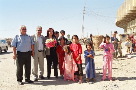 Επίσκεψη αντιπροσωπείας της Σοσιαλιστικής Διεθνούς σε στρατόπεδο Κούρδων προσφύγων που είχαν διωχθεί από το προηγούμενο καθεστώς του Σαντάμ Χουσεϊν, Κιρκούκ, Ιράκ