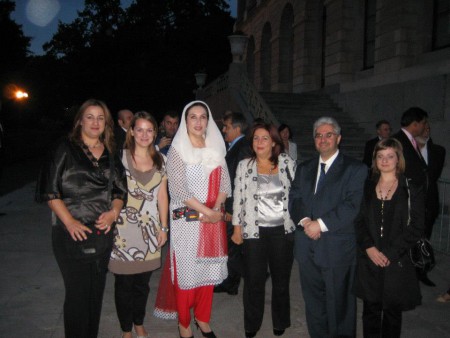 Με την αείμνηστη Μπεναζίρ Μπούτο,πρώην πρωθυπουργό του Πακιστάν, πρόεδρο του Λαϊκού Κόμματος Πακιστάν, Γενεύη, Ελβετία