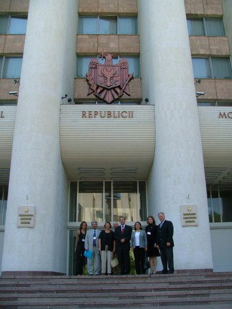 Αντιπροσωπεία της Σοσιαλιστικής Διεθνούς στο Κοινοβούλιο της Μολδαβίας, με επικεφαλής τον Γενικό Γραμματέα της Σ.Δ. Λούις Αγιάλα,