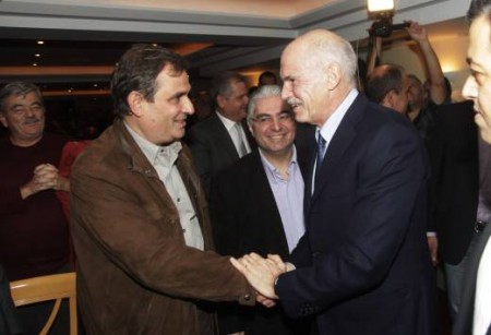 Από αριστερά: Φίλιππος Σαχινίδης, βουλευτής Λάρισας ΠΑΣΟΚ, πρώην υπουργός Οικονομικών - Θόδωρος Τσίκας, μέλος Κεντρικής Επιτροπής ΠΑΣΟΚ - Γιώργος Παπανδρέου, πρώην πρωθυπουργός - Συμεών Κεδίκογλου, βουλευτής Εύβοιας ΠΑΣΟΚ (Χαλκίδα, 12/11/2014)