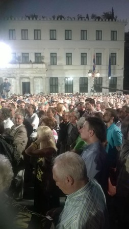 Στην συγκέντρωση του ΚΙΝΗΜΑΤΟΣ Δημοκρατών Σοσιαλιστών με ομιλητή τον Γ.Παπανδρέου, για το Δημοψήφισμα, με συνθήματα ΕΛΛΑΔΑ-ΕΥΡΩΠΗ-ΔΗΜΟΚΡΑΤΙΑ, ΝΑΙ στο ευρώ-όχι στη δραχμή (Αθήνα, Πλ.Κοτζιά, 2/7/15)-άκρη αριστερά της φωτο