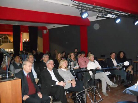 Στην παρουσίαση της ποιητικής συλλογής "Προβεντζα"- Εκδόσεις Όστρια, του Περίανδρου Παπανικολάου, Αθήνα, 27/11/15 (αριστερά μου στη φωτο, ο πρώην Α' Αντιπρόεδρος της Βουλής, Γρηγόρης Νιώτης, και δεξιά μου, η πρώην ευρωβουλευτής, Μαριλένα Κοππα)