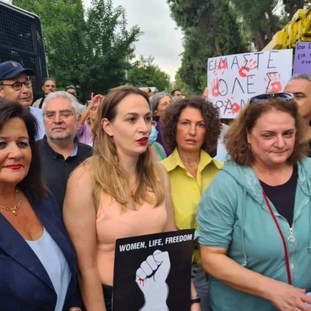 Σε εκδήλωση διαμαρτυρίας έξω από την Πρεσβεία του Ιράν στην Αθήνα (Ψυχικό), για την καταστολή γυναικών και λαού από το θεοκρατικό καθεστώς- 27/9/2022